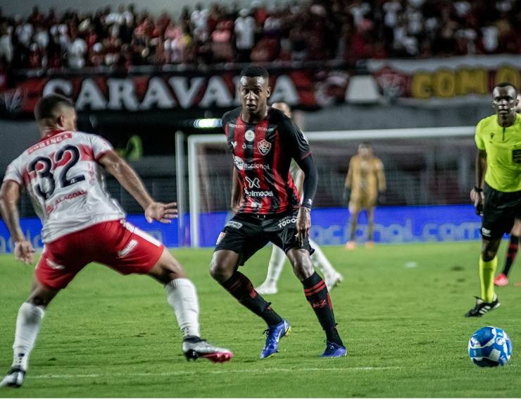 Líder da série B, Vitória sofre goleada vexatória e vê adversários embolando no G4