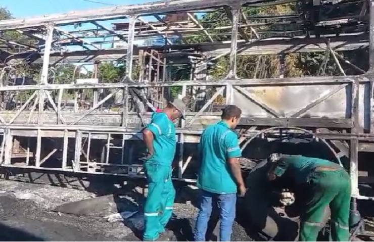 Ônibus é incendiado no bairro de Castelo Branco; polícia investiga o caso