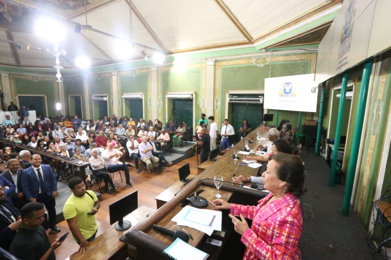 'O grande desafio de Salvador é reduzir as desigualdades e se conectar com o seu povo', diz Lídice em sessão na CMS