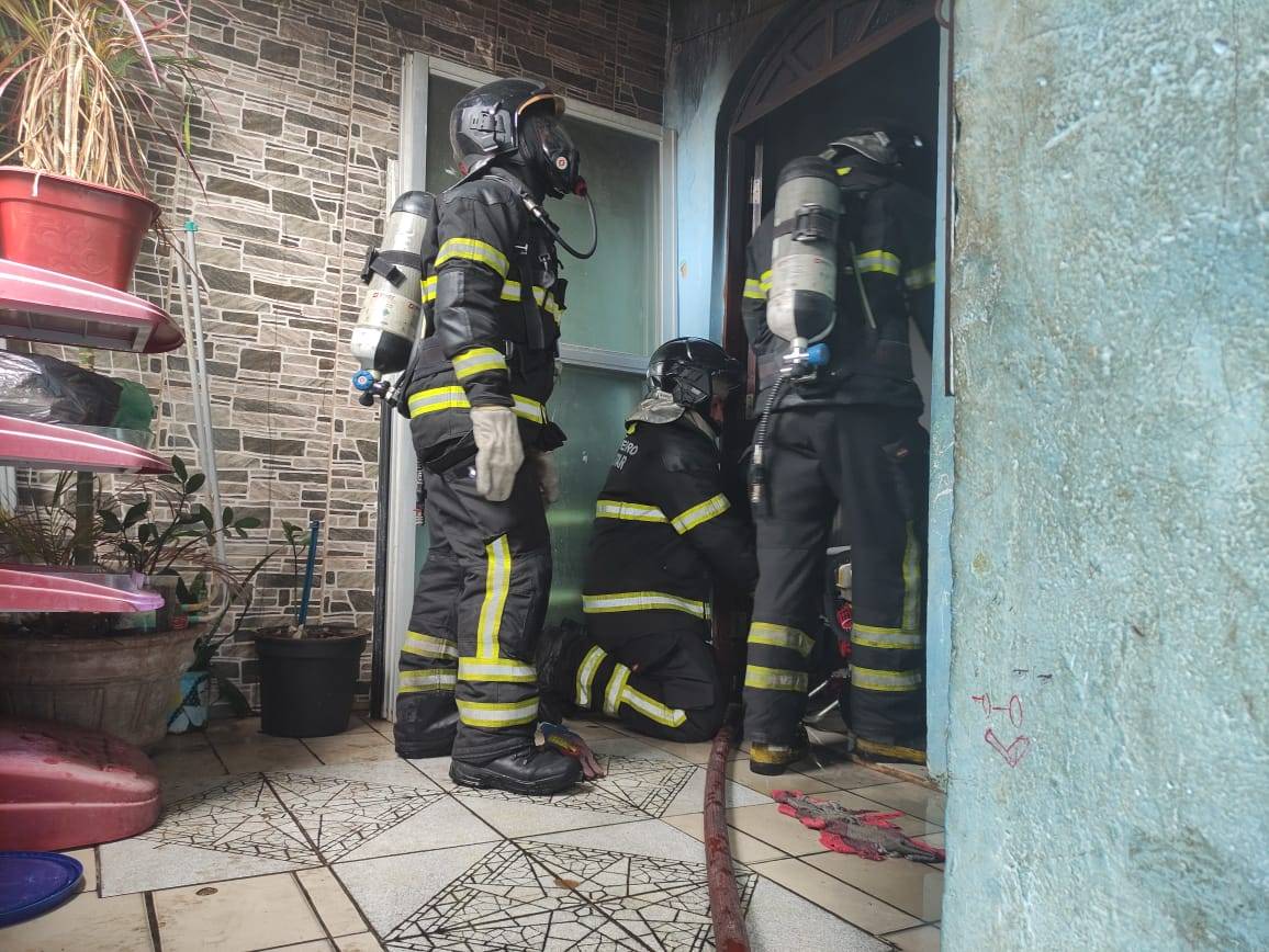 Bombeiros contêm incêndio em imóvel no bairro do Imbuí