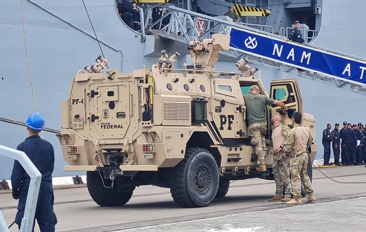 Três blindados da Polícia Federal chegam a Salvador em navio; veja vídeo