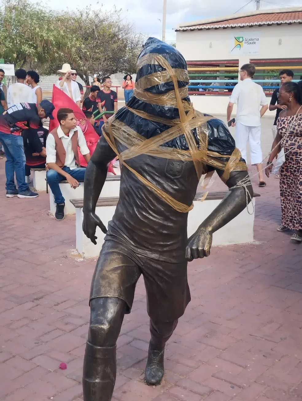 Estátua de Daniel Alves é vandalizada em Juazeiro