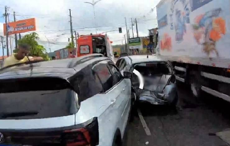 Acidente de trânsito envolve três veículos na Avenida Suburbana, em Salvador