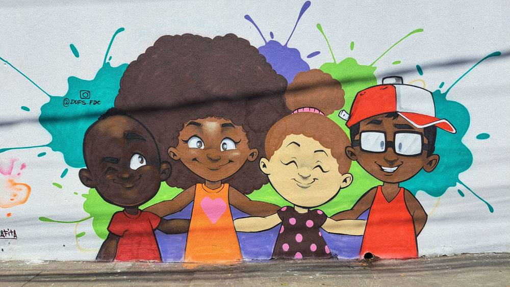 Pernambués se une e artistas pintam muro de escola com ilustrações de super-heróis negros