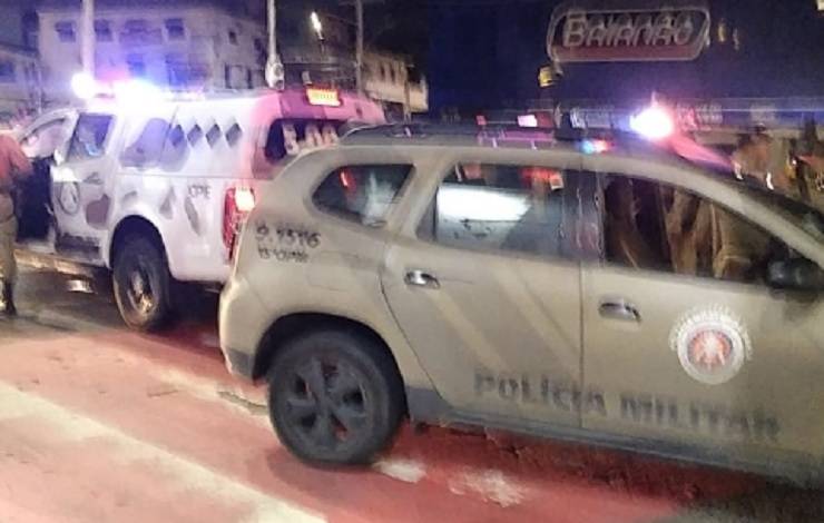 Mulher é salva por PMs após ter carro roubado e ser feita refém por criminosos, em Salvador