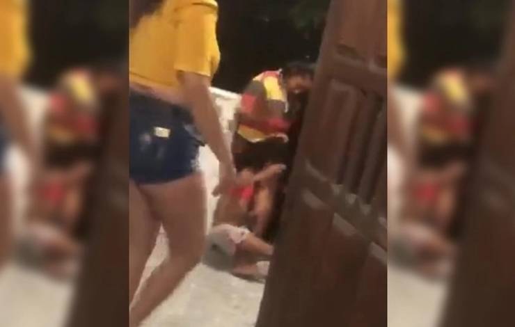 Conselho tutelar é acionado após vídeo mostrar mãe espancando criança de 8 anos na Bahia