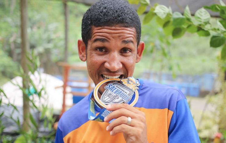 Gari Correria: conheça o agente de limpeza que conquistou o 2º lugar na Maratona Salvador