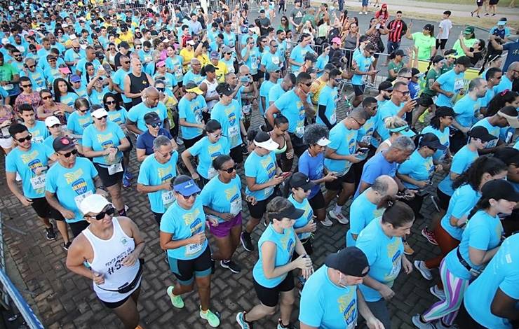 Maratona de Salvador reúne mais de 8 mil atletas  na orla da Boca do Rio