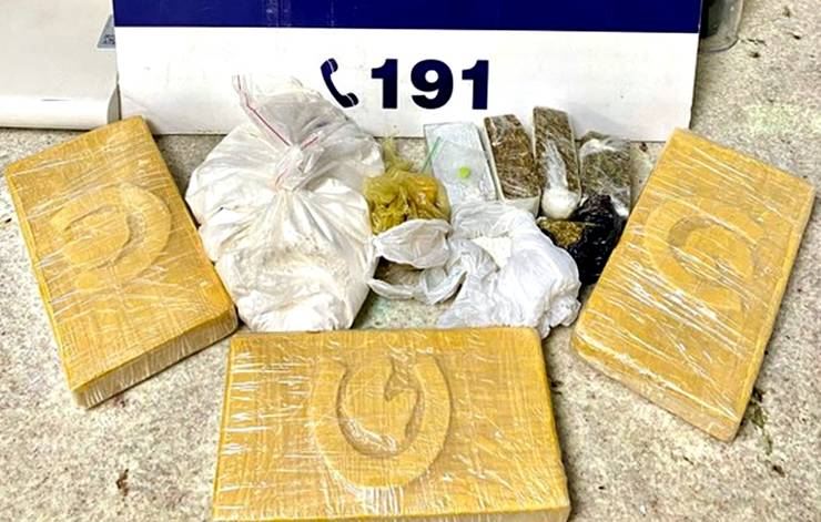 Vitória da Conquista: polícia encontra mais de 4kg de drogas em lixeira de ônibus