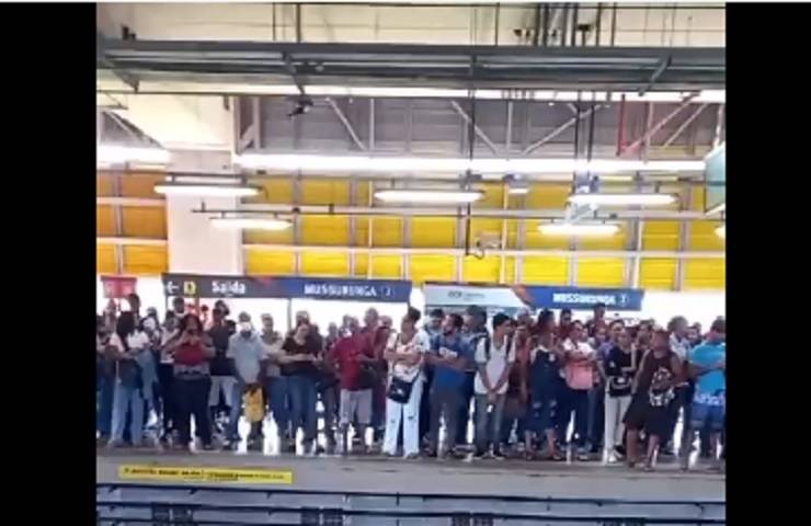 Passageiros do metrô reclamam de atrasos após falha de trem entre as estações Mussurunga e Bairro da Paz