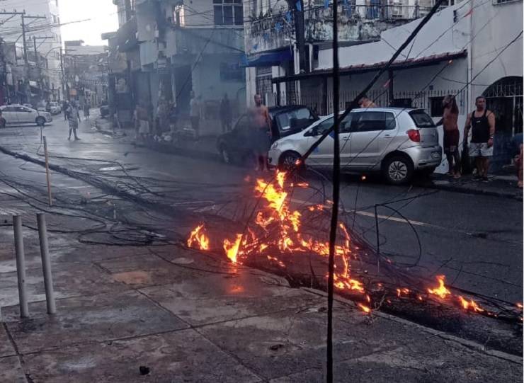 Incêndio atinge fiação da rede elétrica no bairro de Pernambués, em Salvador