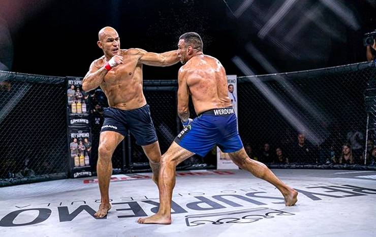 Junior Cigano ganha de Fabrício Werdum em luta do MMA sem luvas