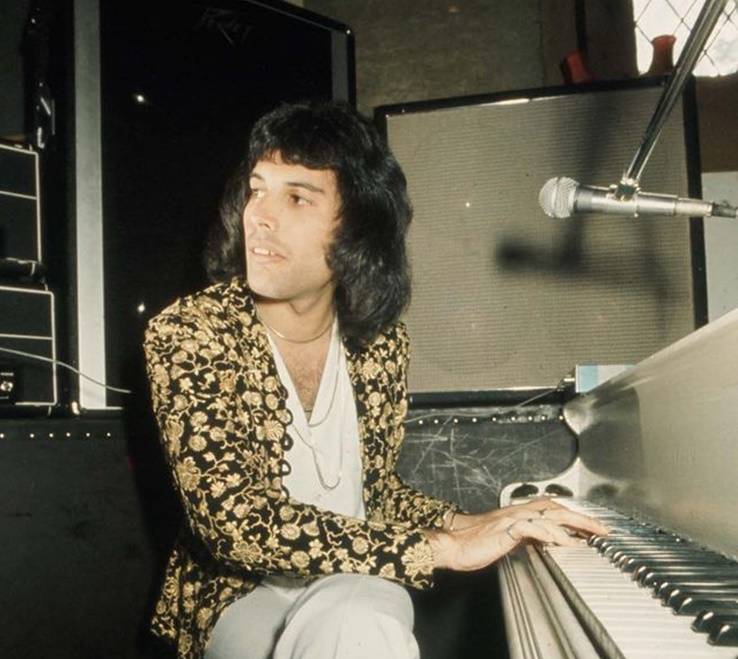 Piano usado por Freddie Mercury em “Bohemian Rhapsody” é vendido por R$ 10,8 milhões