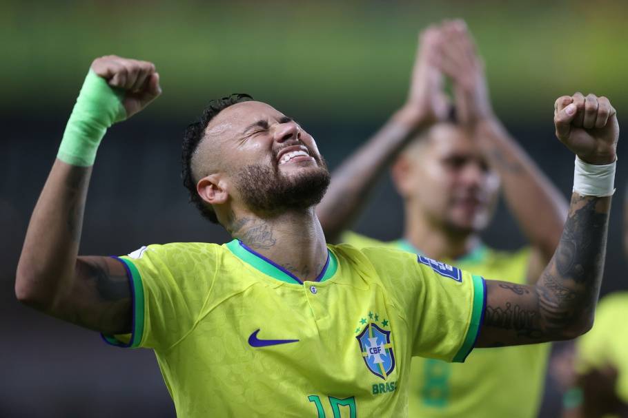 Neymar é homenageado após se tornar o maior goleador do Brasil contra seleções