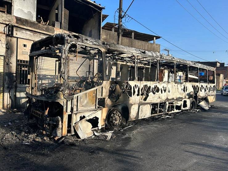 Grupo armado intercepta ônibus e ateia fogo no coletivo no Subúrbio de Salvador