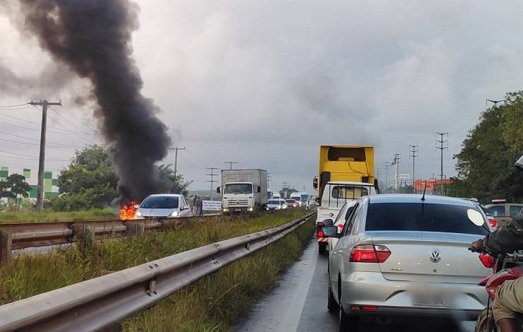 Trabalhadores que prestavam serviços à Ford fazem manifestação e interditam Via Parafuso