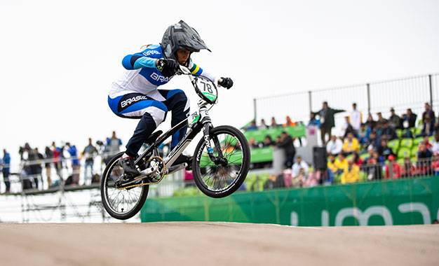 Paola Reis termina bateria em sexto e segue na luta por medalha no BMX do Pan de Santiago 2023