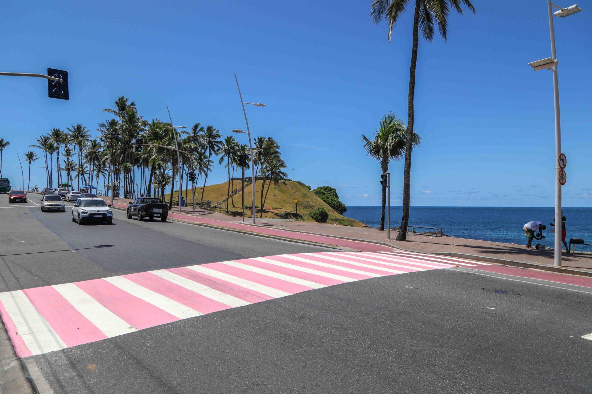 Faixas de pedestres em Salvador ganham ação especial em referência ao Outubro Rosa