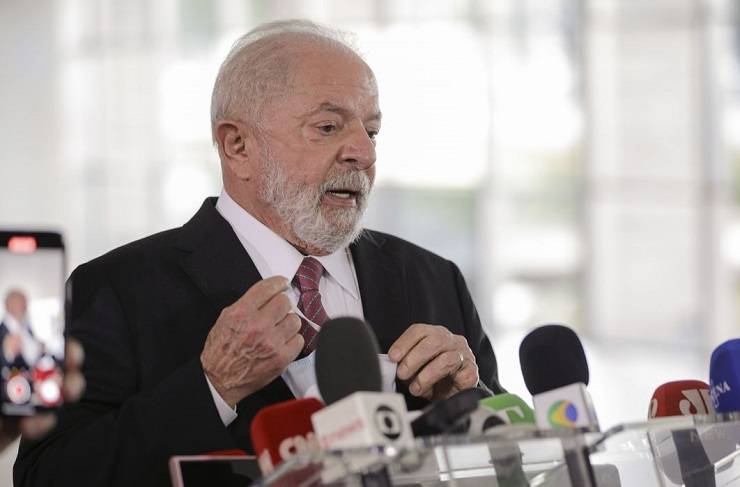 Lula tem alta antecipada e deixa hospital em Brasília após cirurgia