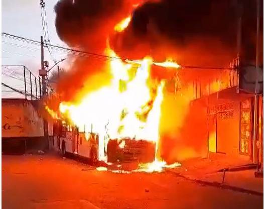 Ônibus é incendiado em Cajazeiras nesta segunda-feira (30); é o 10º caso no ano