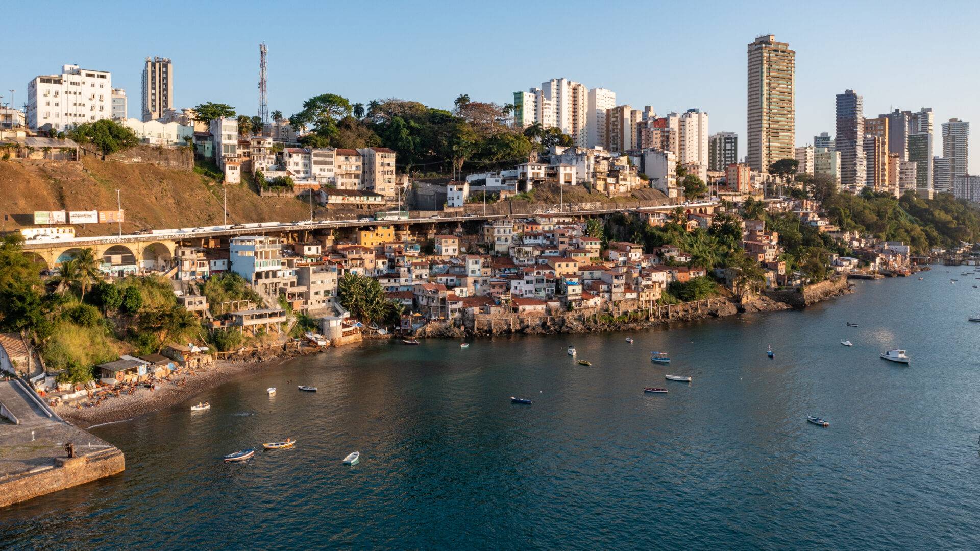 Corpo de homem é encontrado na praia da Gamboa, em Salvador