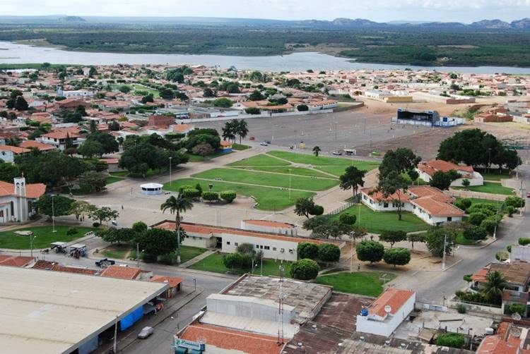 Empresário é executado em frigorífico no norte da Bahia; câmera de segurança registra chegada de suspeito