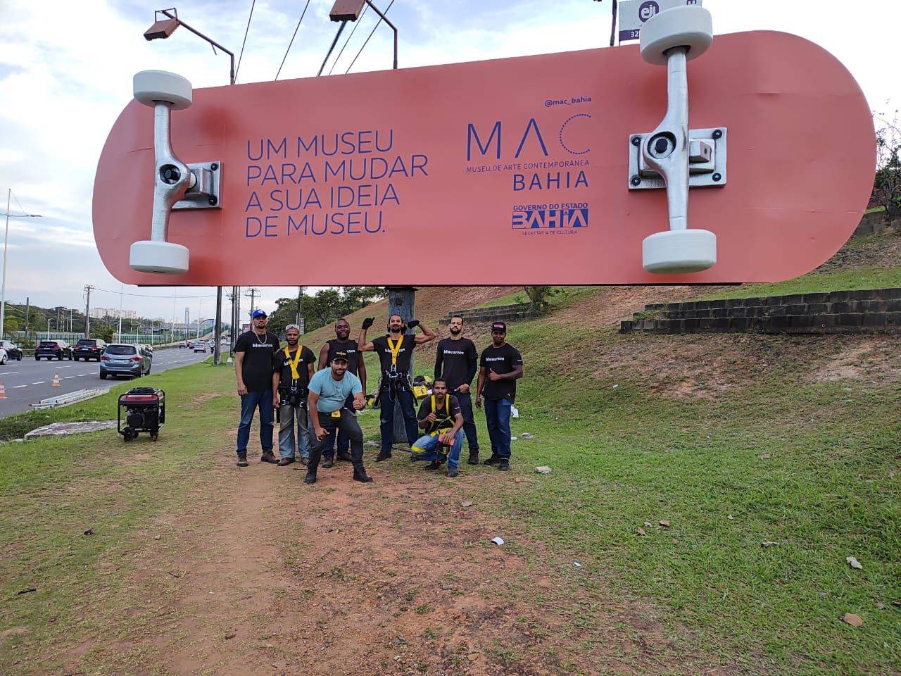 Salvador ganha outdoors com skate, claquete e extintor gigantes; saiba mais sobre essa tendência