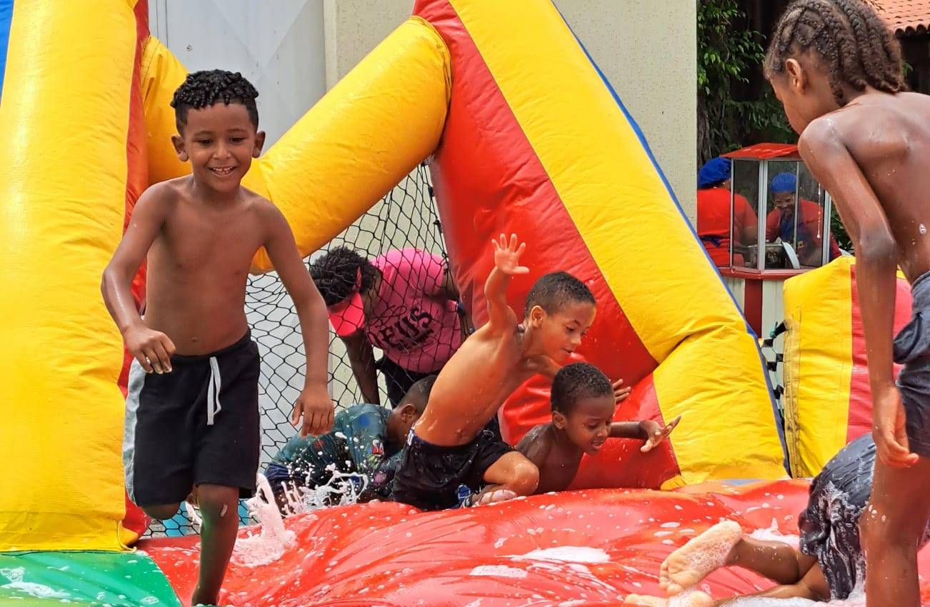 Dia das Crianças antecipado no CSU de Pernambués reúne famílias com brinquedos e jogos