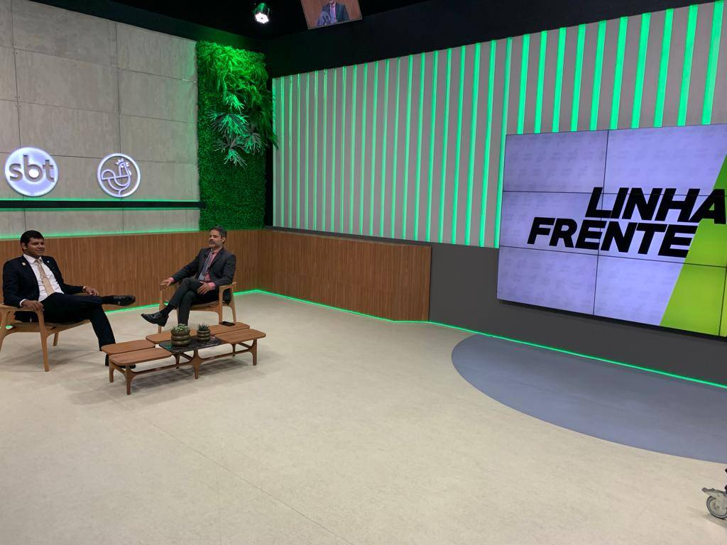 Deputado Diego Castro visita TV Aratu e participa do Linha de Frente