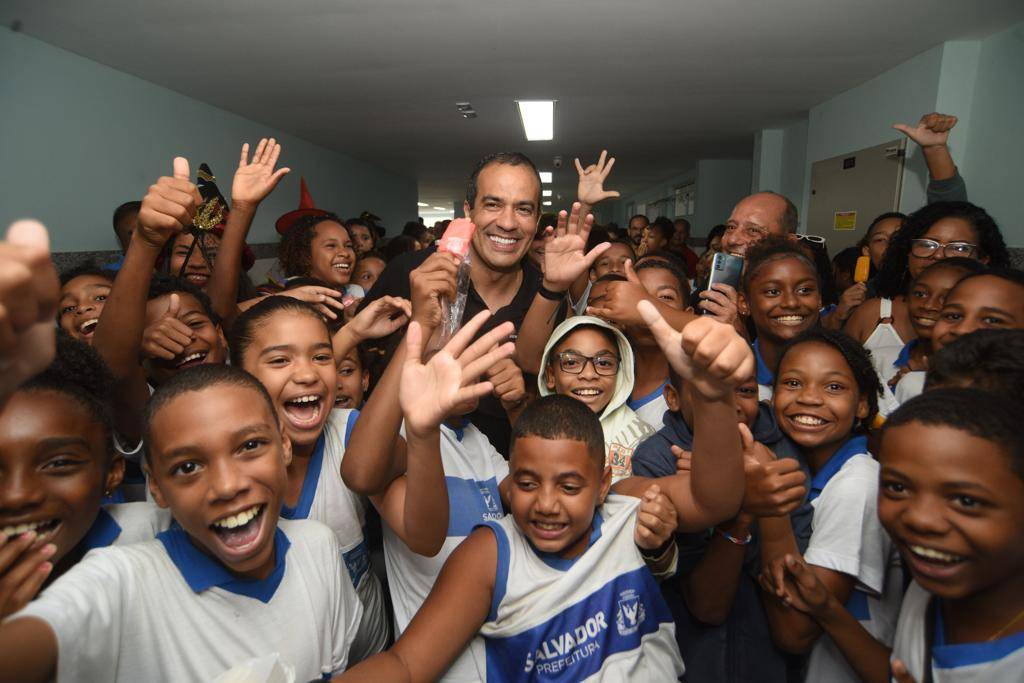 Prefeito Bruno Reis visita escolas municipais beneficiadas pelo projeto Aprender +