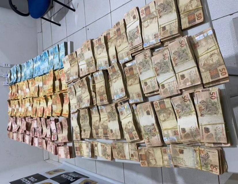 Polícia encontra R$ 460 mil dentro caixa de papelão no porta-malas de um carro