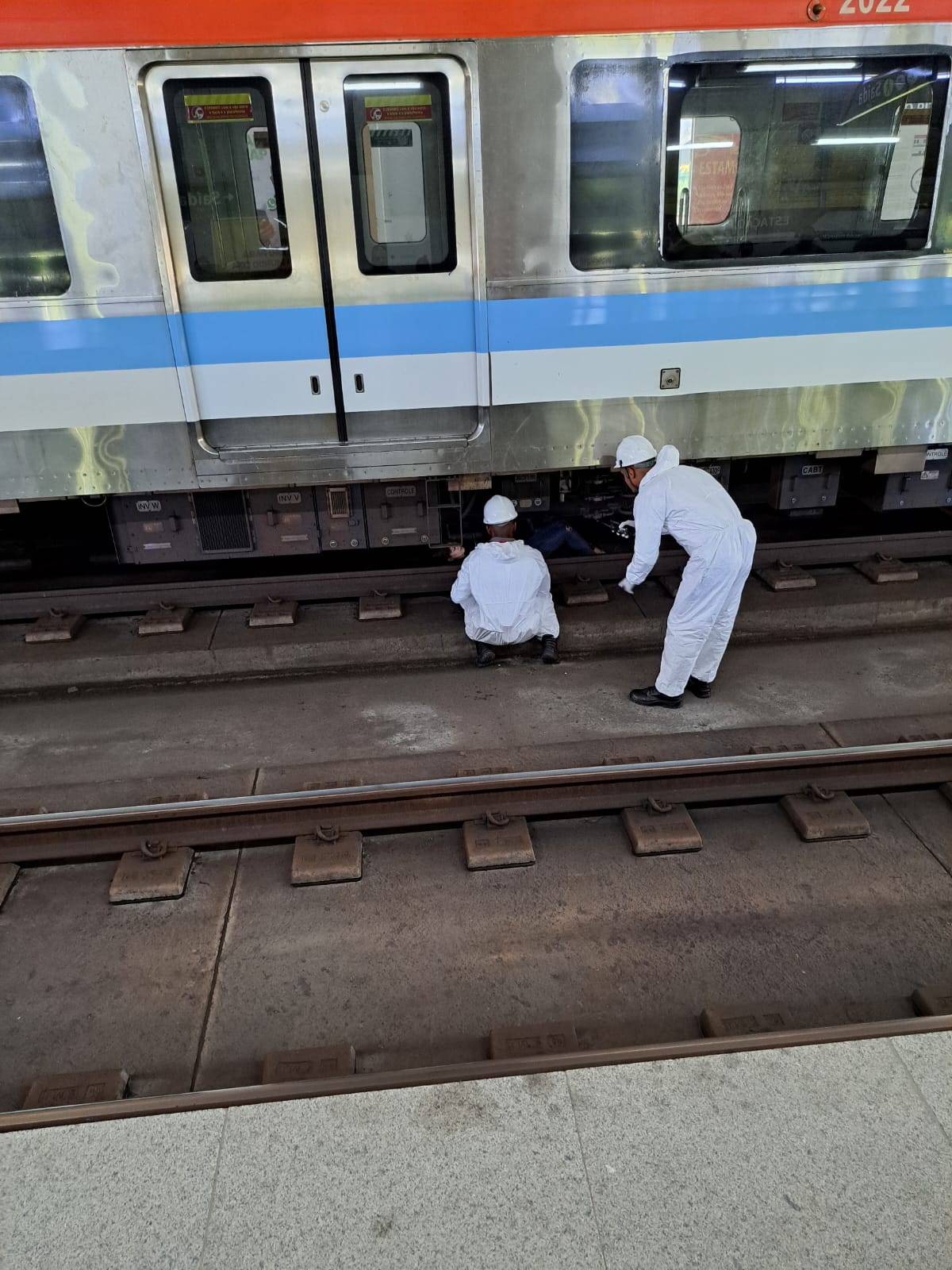 Mulher é empurrada em trilhos do metrô de Salvador; vítima caiu debaixo do trem e foi resgatada