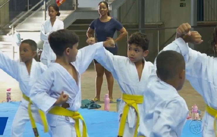 Arena multiuso ajuda na formação de jovens atletas e inclui pais em atividades esportivas