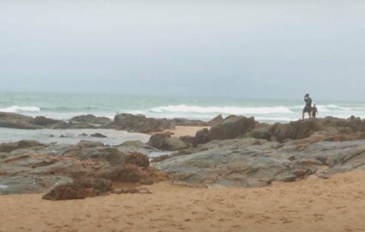 Corpo do jovem que se afogou na praia Pedra no Sal é encontrado em Itapuã