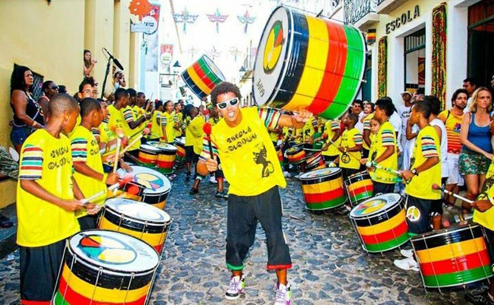 Escola Olodum oferece gratuitamente workshops de percussão e dança afro para todos neste sábado