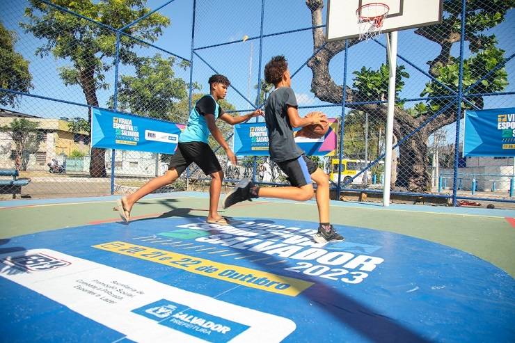 Virada Esportiva: jovens e adolescentes jogam basquete em primeiro dia do evento, em Salvador