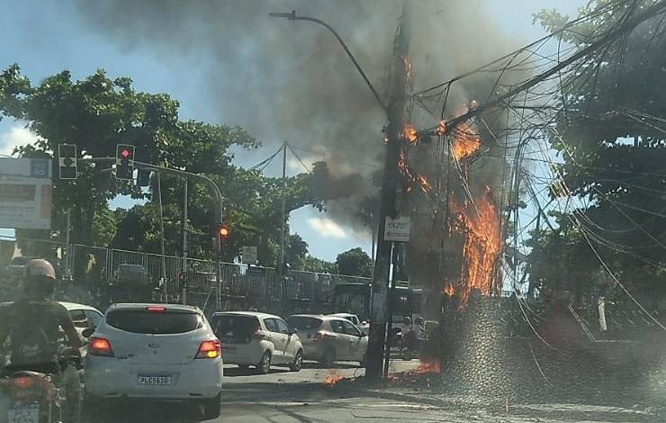 Incêndio na fiação atinge poste no bairro do Cabula; veja vídeo