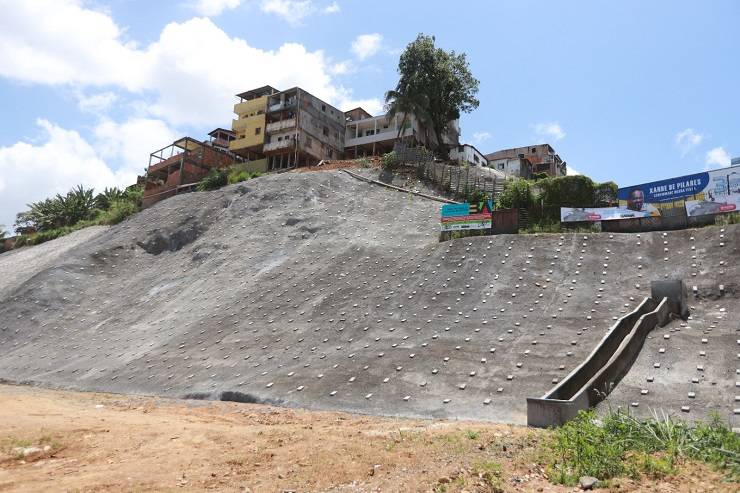 Obra de contenção de encosta é entregue a moradores do Alto do Peru, em Salvador