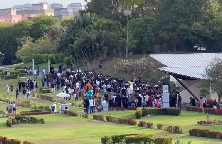 Familiares e amigos se despedem de Rodrigo Amendoim em Salvador