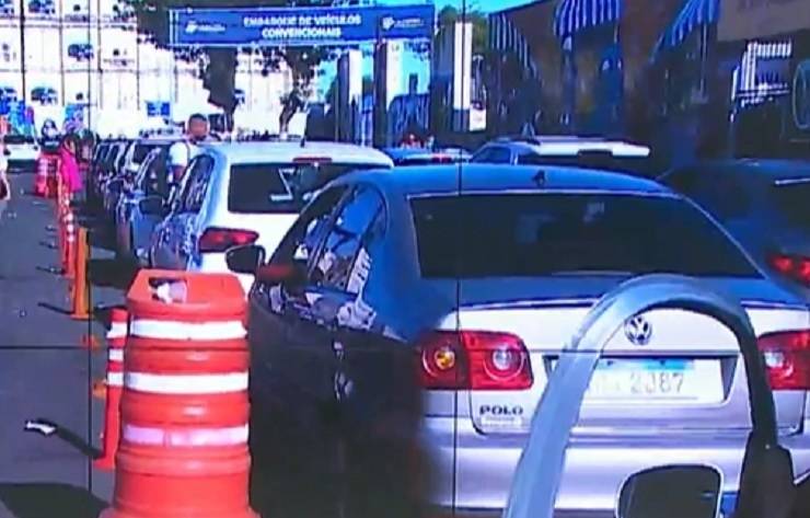 Condutores de veículos enfrentam fila longa e muita espera para embarcar no ferry neste feriado