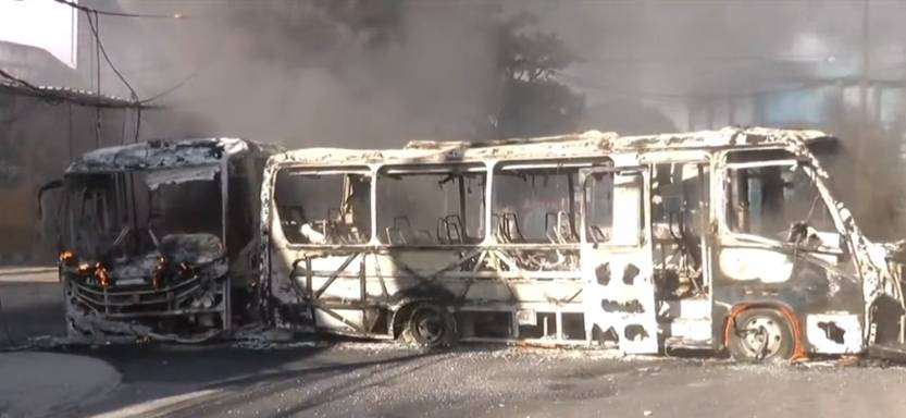 Dezenas de ônibus são incendiados no Rio de Janeiro após morte de miliciano