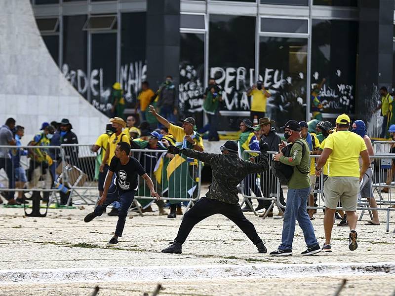 STF forma maioria para condenar cinco réus pelos atos golpistas