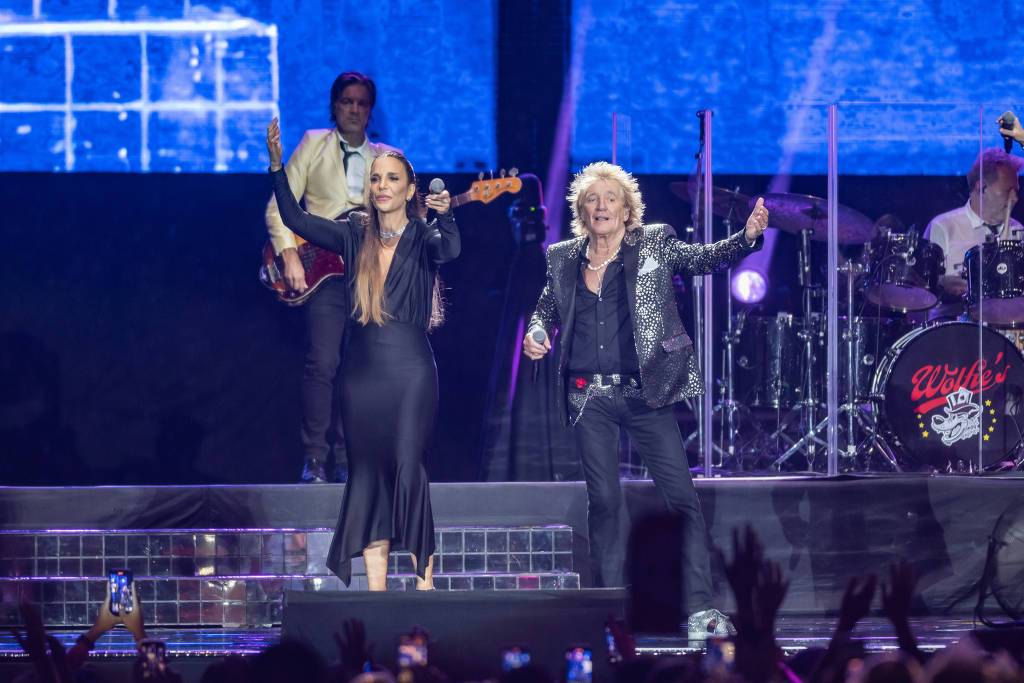 Ivete Sangalo e Rod Stewart agitam multidão em show em São Paulo; assista