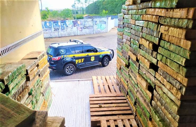 PRF apreende mais de 2 toneladas de maconha em fundo falso de caminhão