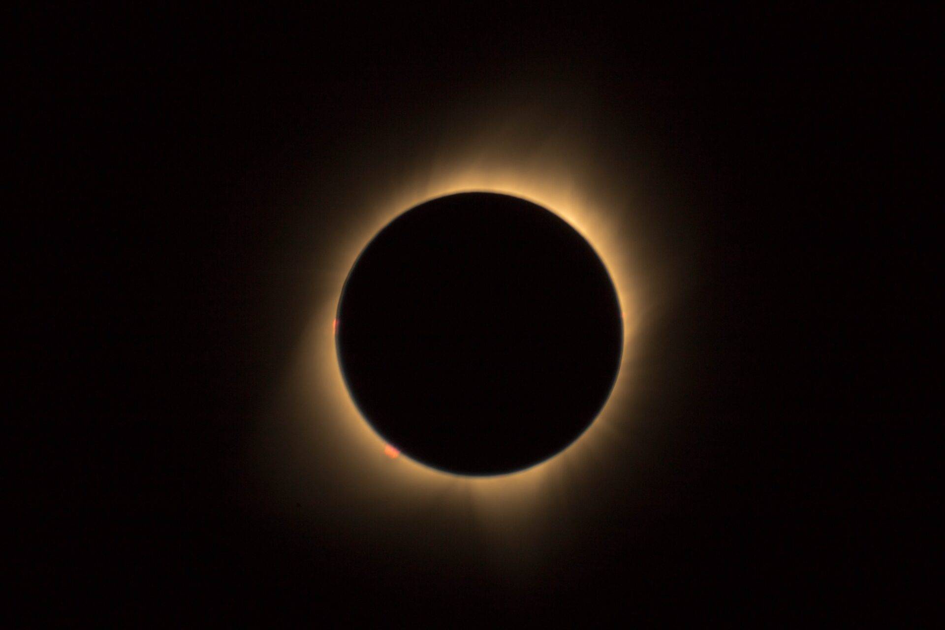 Está em Salvador? Saiba o melhor momento para ver o eclipse solar que acontece neste sábado (14)