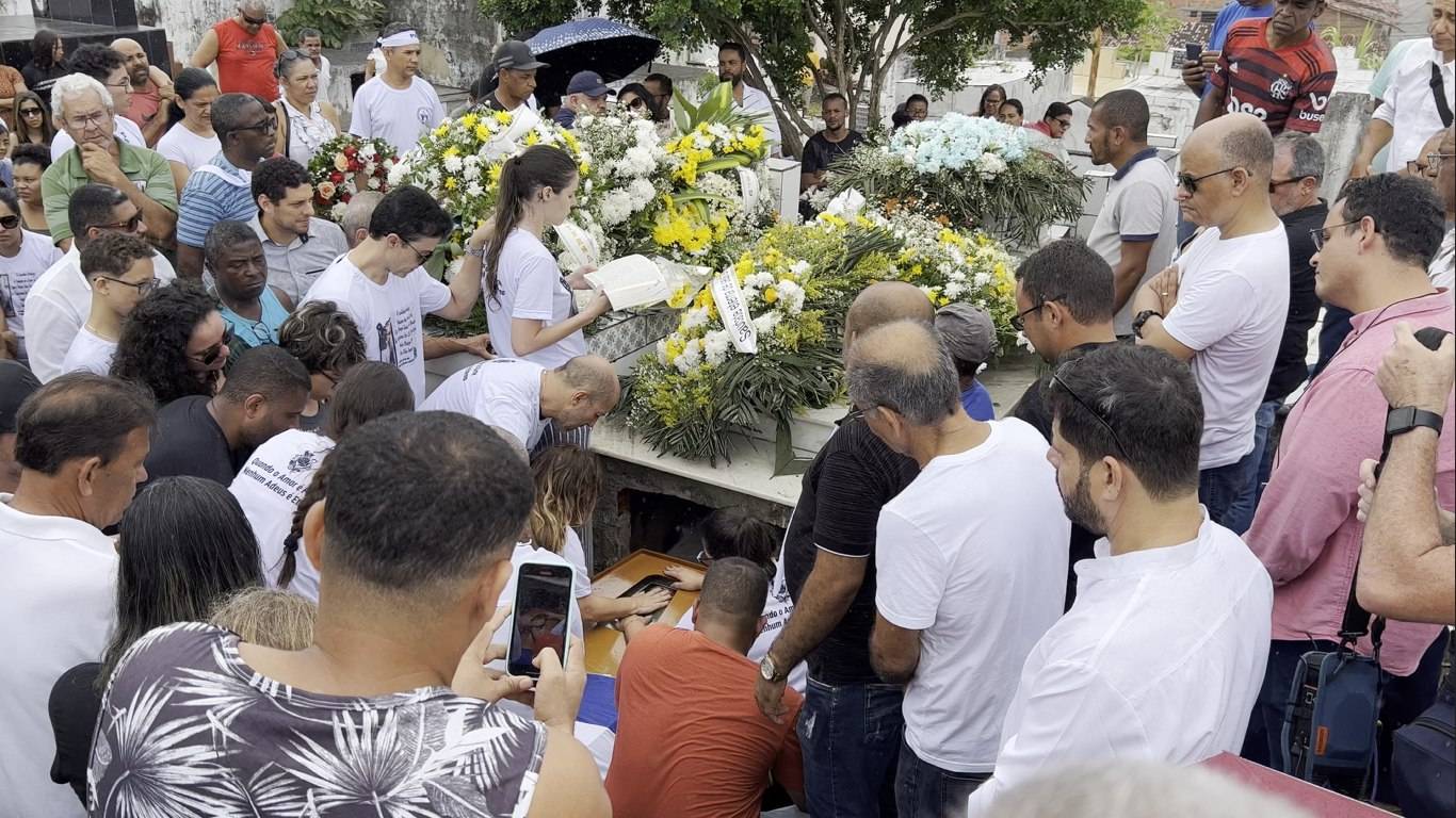 Despedida de médico baiano morto no Rio de Janeiro para cidade de Ipiaú