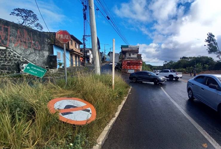 Com placa de sinalização caída, "roubadinhas" aumentam em trecho de novo acesso à BR-324