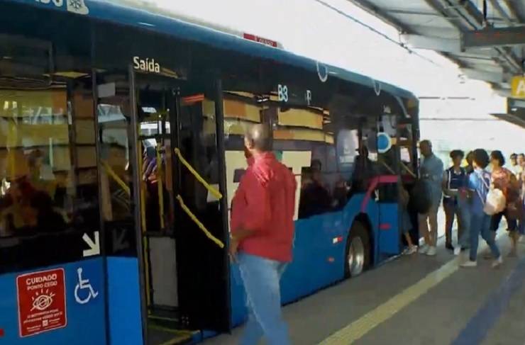 Após alterações, passageiros de ônibus experimentam 1º dia útil de linhas adaptadas em Salvador