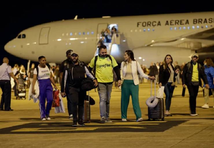 'Voltando em Paz': quinto voo de repatriação chega trazendo 215 brasileiros de Israel