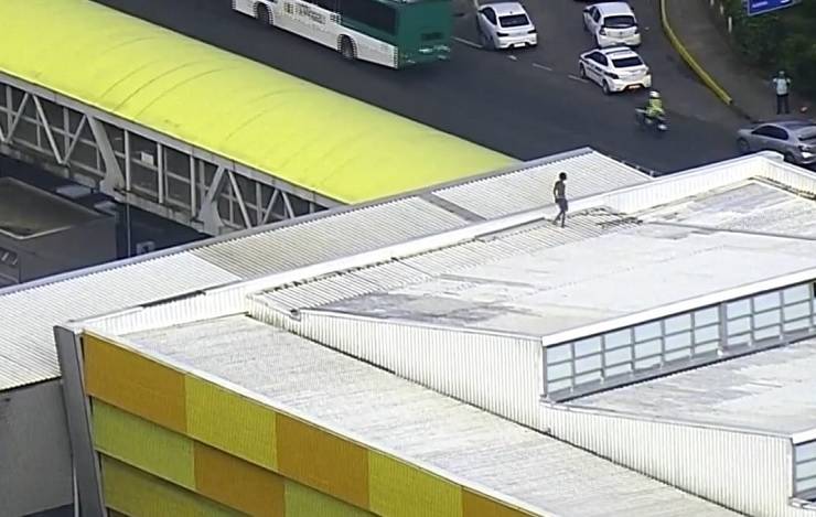 Em aparente transtorno mental, homem sobe em telhado de estação de metrô e atira objetos na Avenida ACM